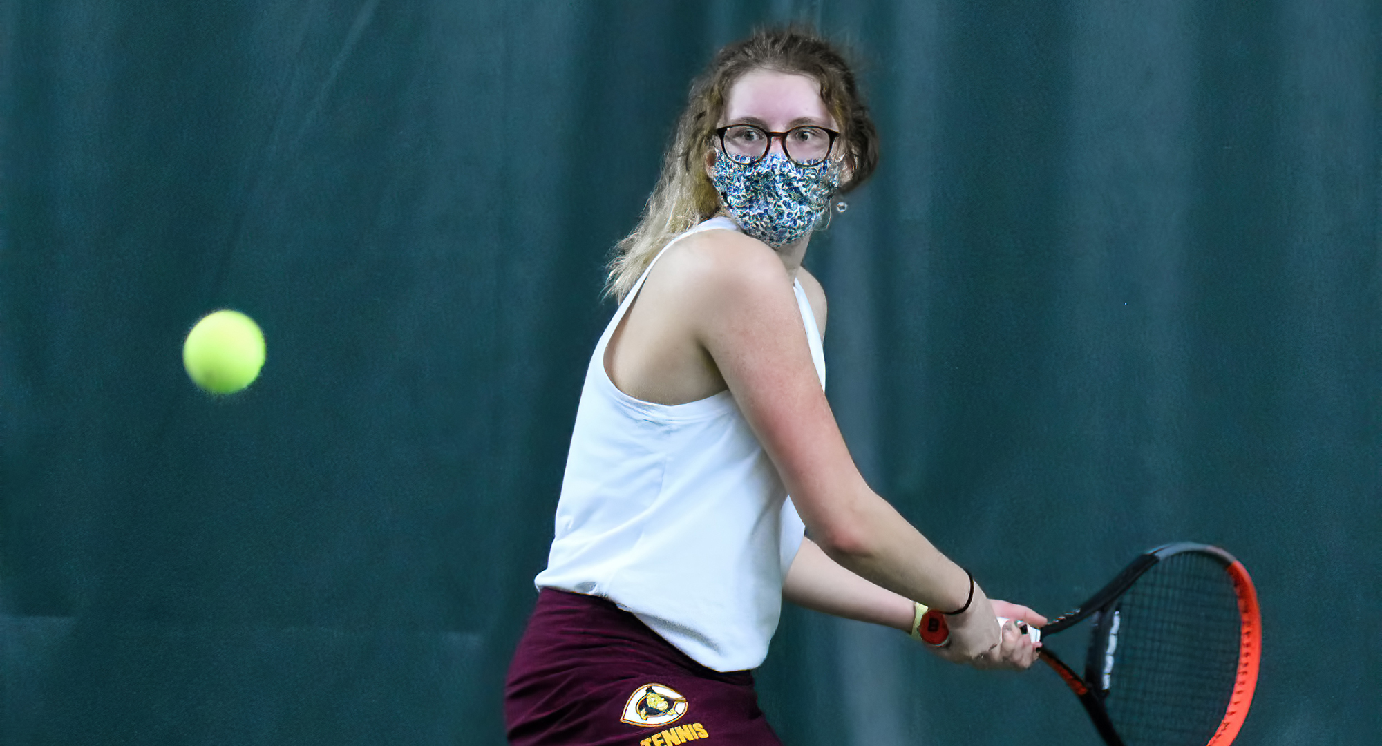 Freshman Anna Hacker played a back-nd-forth match at No.6 singles against St. Thomas as she dropped a 6-2, 6-2 decision.