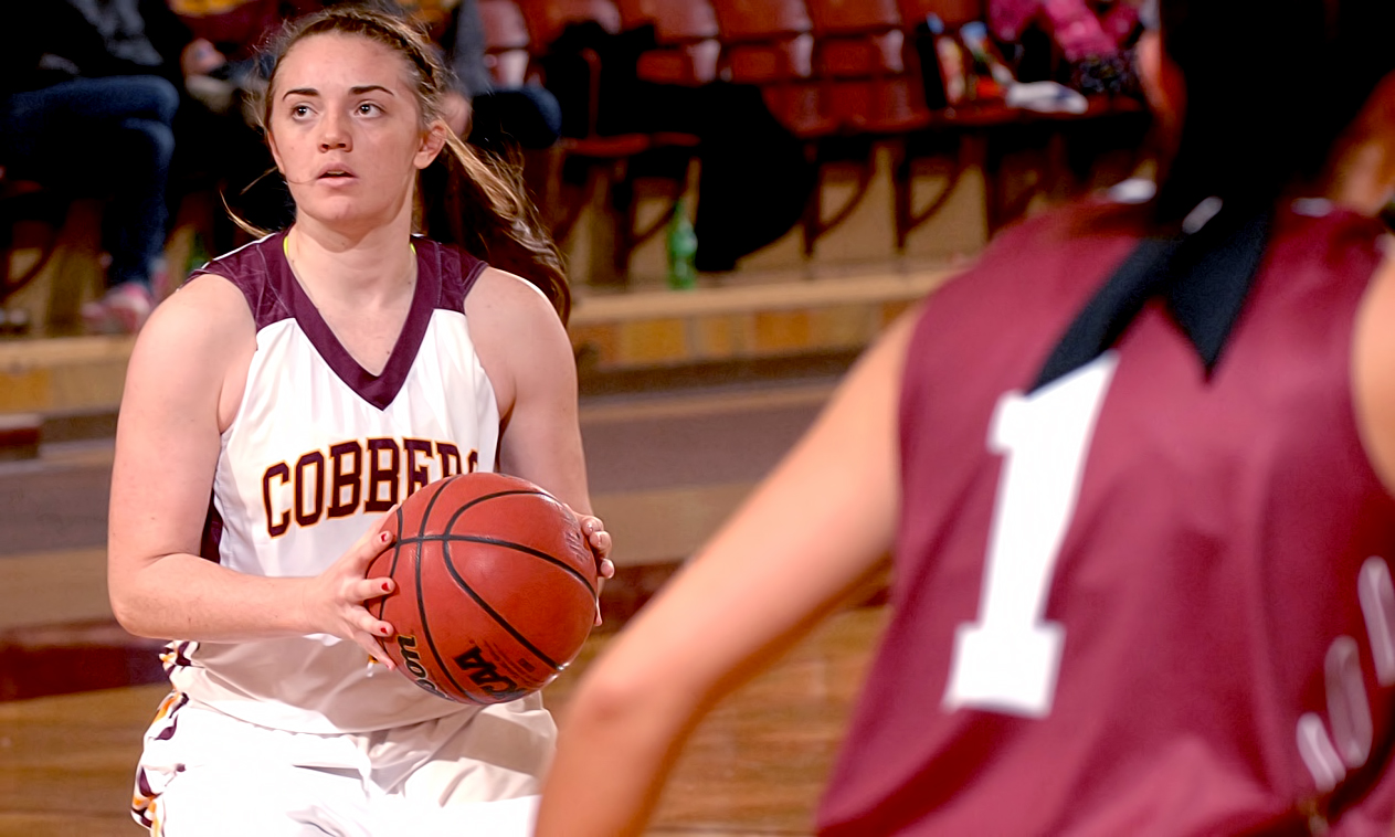 Freshman Jamie Mentzer scored a career-high 10 points and helped the Cobbers post a four-point win over Augsburg.
