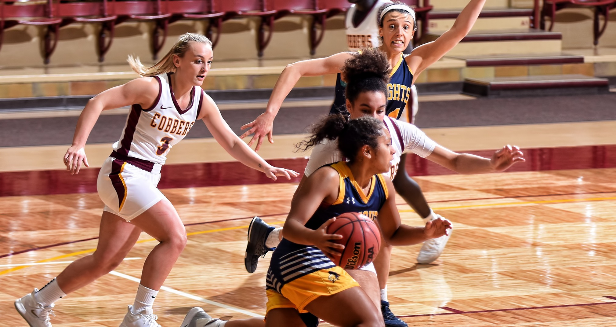 Concordia battled Carleton through a game that featured 10 tie scores and 11 lead changes but lost 53-50 in Northfield.